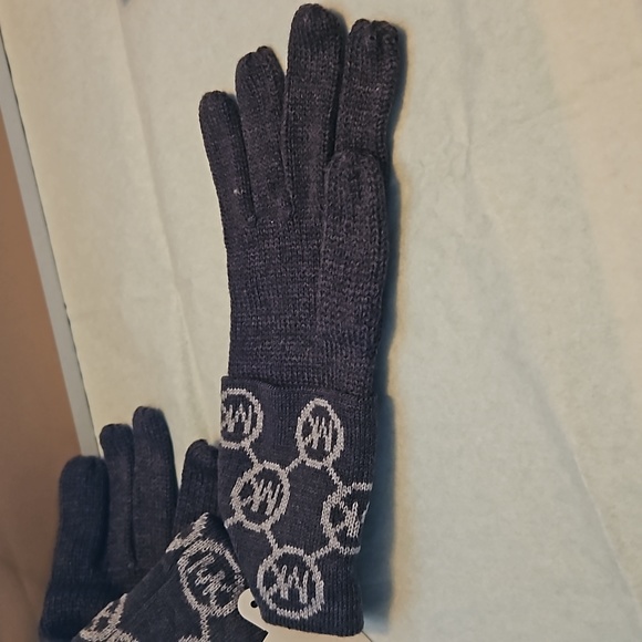 Micheal Kors Gloves - Picture 3 of 12